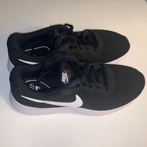 Women’s Nike Tanjun sneakers. Black & white. New with box. Size 8.5